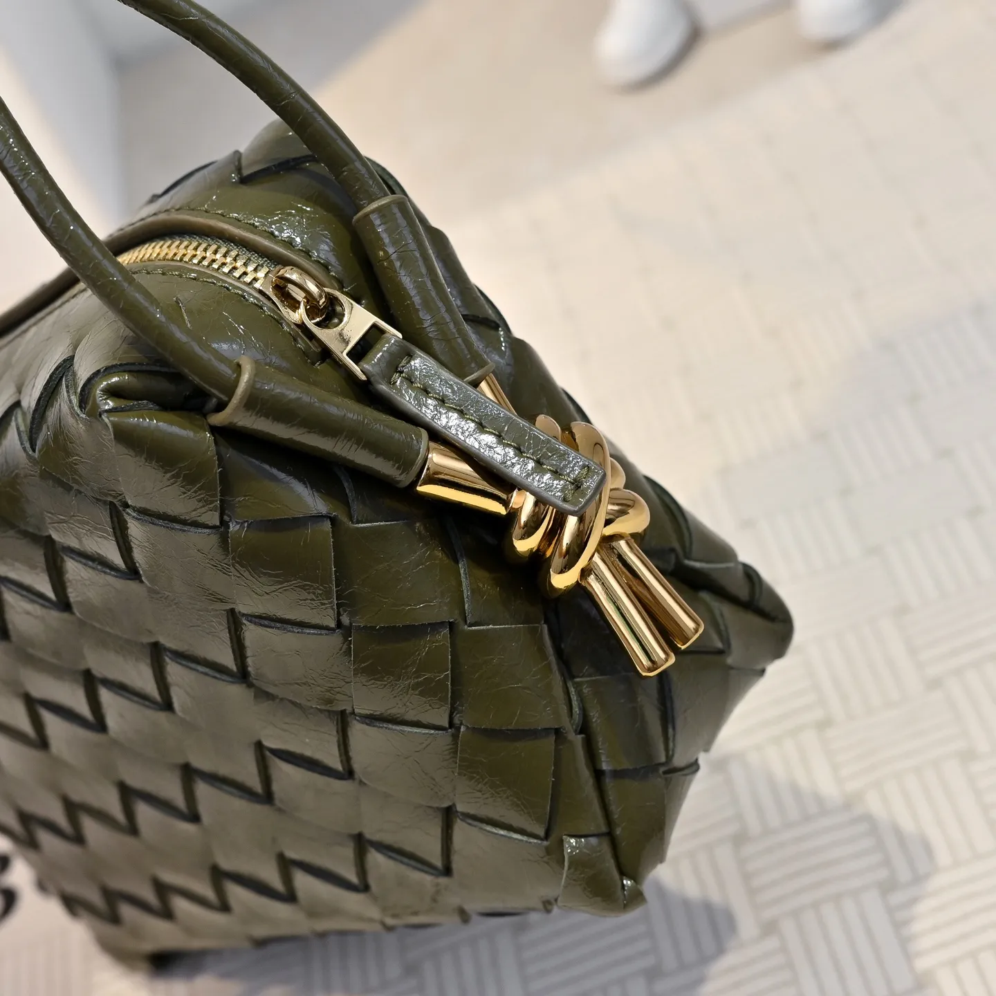 Batch 1560 𝗕𝗼𝘁𝘁𝗲𝗴𝗮 𝗩𝗲𝗻𝗲𝘁𝗮———— The latest version of the loop camera bag💥 from BV’s King of Cost-Effectiveness counter, large woven texture➕Ultra-high quality cow wax leather as always, with zipper, hardware decoration on both sides, adjustable drawstring, especially suitable for the tummy💫Can hold anything, very light weight, suitable🈴️for girls of all ages, size: 17*10*6cm Style number: 6125